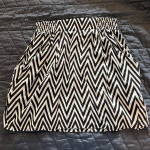 H&M Geometric mini skirt size 6